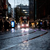 Eine Straßenbahn der Bremer Straßenbahn AG (BSAG) ist bei regnerischem Wetter auf der Obernstraße im Stadtzentrum unterwegs.