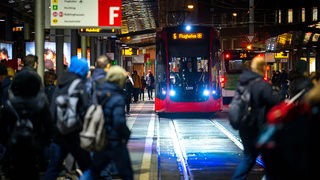 Eine Straßenbahn steht an der Haltestelle Hauptbahnhof. 