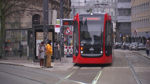 Es ist eine Straßenbahn der BSAG in der Bremer Innenstadt zu sehen.
