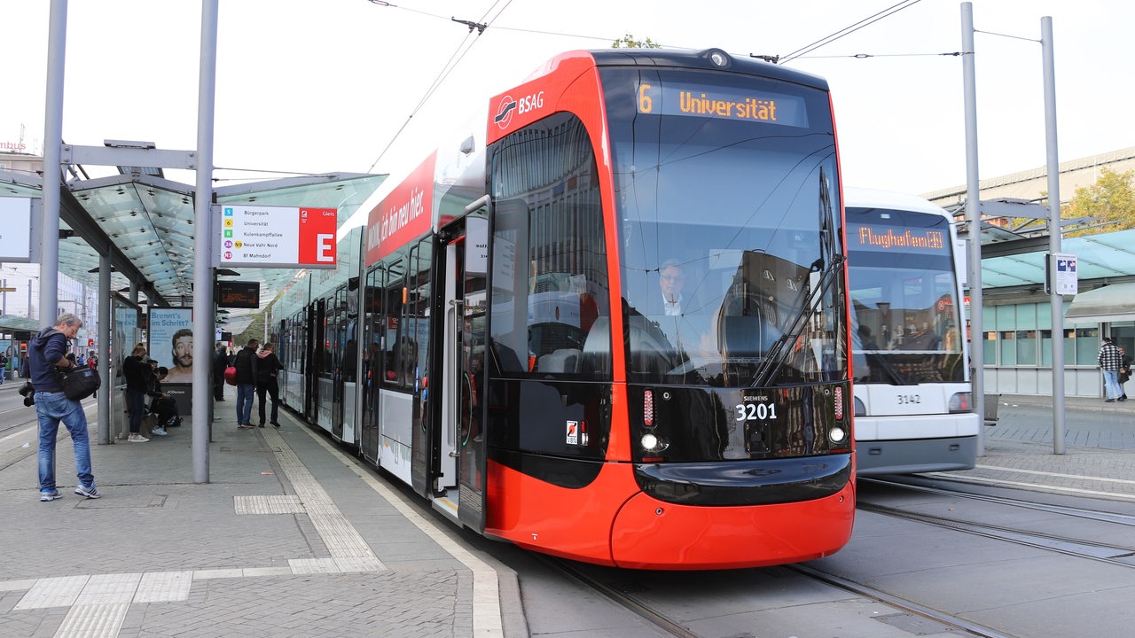 Bremer können nun mit der neuen BSAGStraßenbahn fahren