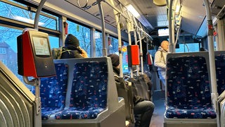 Fahrgäste in einem Bus der BSAG in Bremen