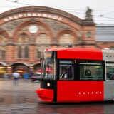 Bremen: Eine Straßenbahn mit der Fahrtrichtung nach Huchting fährt vor dem Hauptbahnhof entlang 