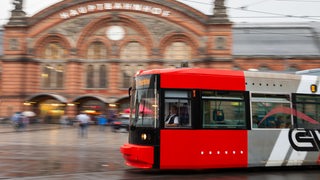 Bremen: Eine Straßenbahn mit der Fahrtrichtung nach Huchting fährt vor dem Hauptbahnhof entlang 