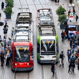 Straßenbahnen fahren durch die Obernstraße in der Bremer Innenstadt.