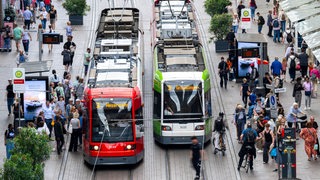 Straßenbahnen fahren durch die Obernstraße in der Bremer Innenstadt.