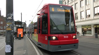 Die Linie 6 Straßenbahn an der Haltestelle.