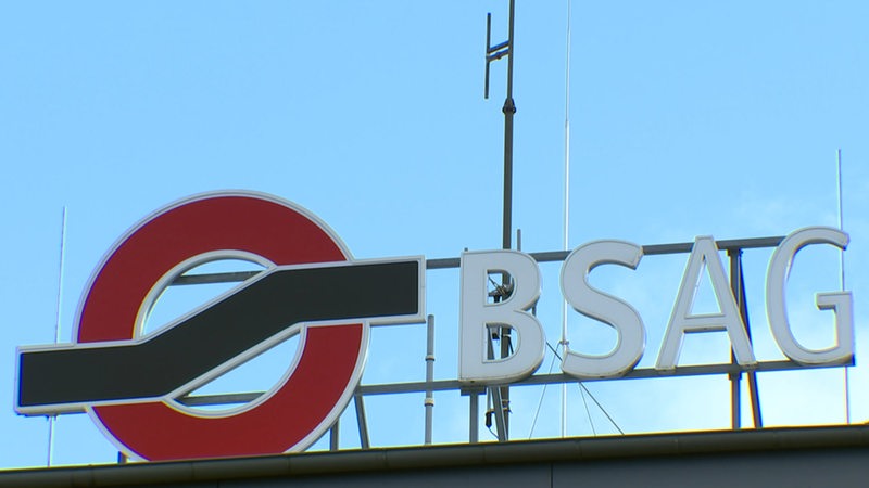 Das Logo der BSAG auf einem Gebäude, vor blauem Himmel.