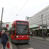 Eine Straßenbahn der Linie 6 hält am Hauptbahnhof.