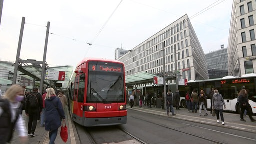 Eine Straßenbahn der Linie 6 hält am Hauptbahnhof.