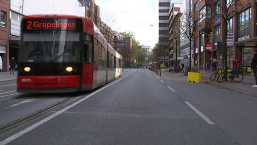 Die Straßenbahn der BSAG Linie 2 fährt in der Martinistrasse.