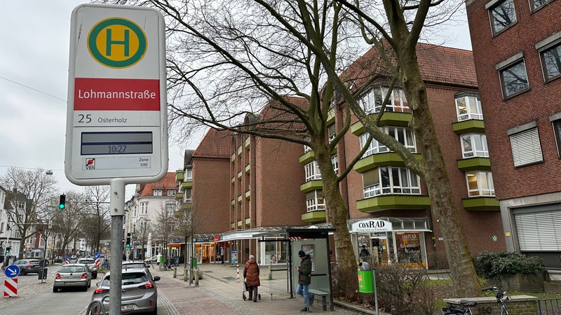 Bushaltestelle-Schild an der Lohmannstraße, Digitalanzeige zeit Uhrzeit an