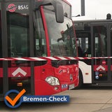 Drei Busse der BSAG sind auf einem Parkplatz, hinter einem Absperrband zu sehen.