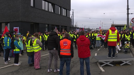 Die Beschäftigten des Bremer Nahverkehrsunternehmens BSAG am streiken. 