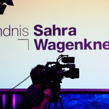Eine Kamera steht nach dem Parteitag vom "Bündnis Sahra Wagenknecht" (BSW) vor einer Leinwand auf der "Bündnis Sahra Wagenknecht" zu lesen ist.