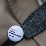 Auf einem Hemd ist in Nahaufnahme ein Button mit dem Aufdruck "Bündnis Sahra Wagenknecht" zu sehen.