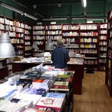 Ein Mann steht in einer Buchhandlung.