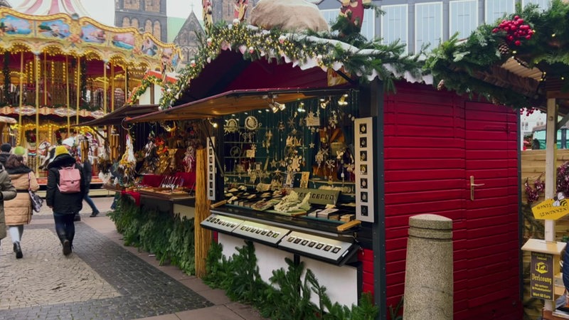 Es ist eine Hütte auf dem Weihnachtsmarkt in der Bremer Innenstadt zu sehen.