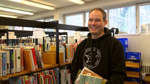 Bücherbus-Chef Matthias Weyh lächelt in die Kamera