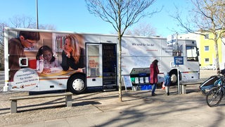 Der Bücherbus auf dem Marktplatz in Findorff