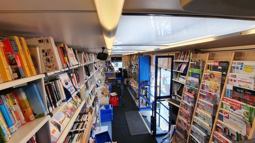 Innenansicht: Über 4000 Medien transportiert der Bücherbus