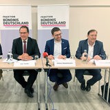 Parteivertreter von Bündnis Deutschland sitzen an einem Tisch