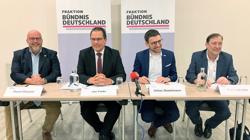 Parteivertreter von Bündnis Deutschland sitzen an einem Tisch
