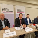 Jan Timke (zweiter von links) sitzt auf einem Podium neben anderen Menschen. Er führt die neue Fraktion von Bündnis Deutschland in der Bremischen Bürgerschaft an.