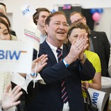 Piet Leidreiter (Mitte), Spitzenkandidat der Wählervereinigung Bürger in Wut, klatscht nach Bekanntgabe der ersten Prognose für die Wahl zur Bremischen Bürgerschaft bei der Wahlparty der Wählervereinigung Bürger in Wut.