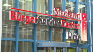 Eine Glasfront eines Gebäudes mit dem Schriftzug des Bürger-Service-Centers in Bremen.