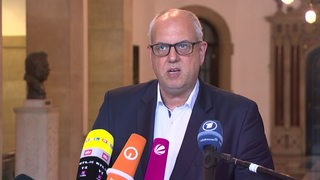 Bremens Bürgermeister Andreas Bovenschulte gibt nach der Ministerpräsidentenkonferenz die aktuellen Beschlüsse zur Corona-Lage an die Pressevertreter im Rathaus weiter.