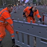 Bauarbeiter ziehen eine Absperrung von der Fahrbahn der Bremer Bürgermeister-Smidt-Brücke