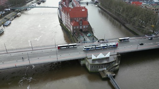 Ein Drohnenbild von der Bürgermeister-Smidt-Brücke in Bremen. 