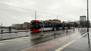 Die Bürgermeister-Smidt-Brücke in Bremen mit einer gesperrten Spur.