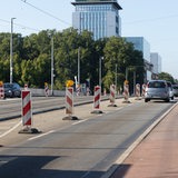 Das Foto zeigt Fahrzeuge auf der Bürgermeister-Smidt-Brücke, die an Barken entlangfahren (Archivbild)