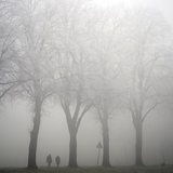 Spaziergänger bei neblig-trübem Wetter.
