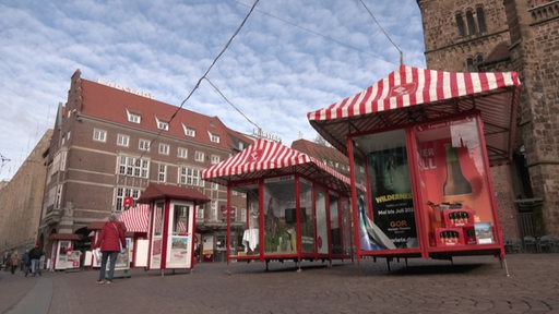 Einige rote Buden der Bürgerpark Tombola in der Bremer Innenstadt