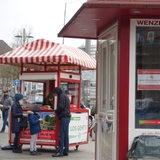 Familie vor Losbude auf dem Bremer Bahnhofsvorplatz.