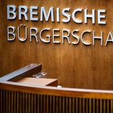 „Bremische Bürgerschaft“ steht am Rednerpult im Plenarsaal.