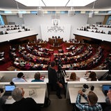 Abgeordnete sitzen in der Bremischen Bürgerschaft.