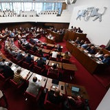 Abgeordnete sitzen im Sitzungssaal der Bremischen Bürgerschaft.