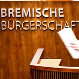Das Rednerpult im Plenarsaal der Bremischen Bürgerschaft.