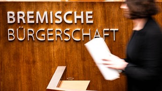Das Rednerpult im Plenarsaal der Bremischen Bürgerschaft.