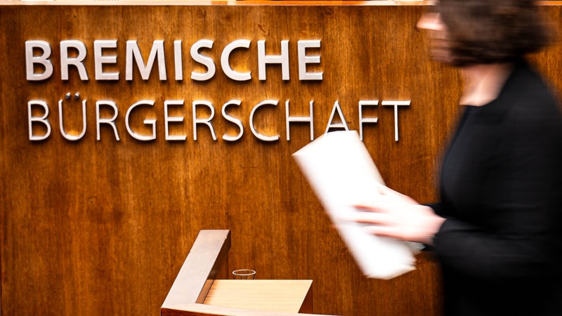 Das Rednerpult im Plenarsaal der Bremischen Bürgerschaft.