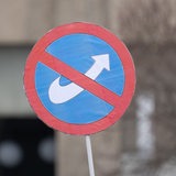 Auf einem Verbotsschild ist das AfD-Zeichen durchgestrichen