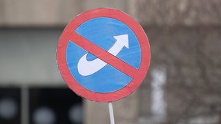 Auf einem Verbotsschild ist das AfD-Zeichen durchgestrichen