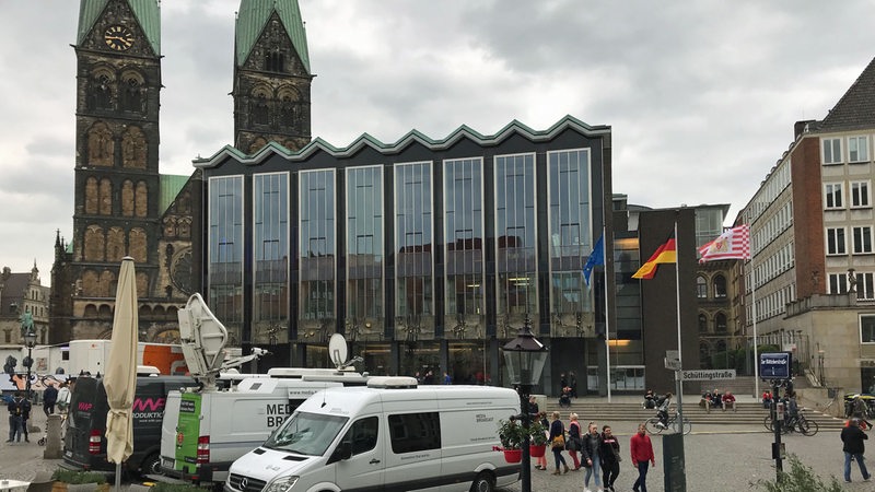 Transport für die TV-Übertragung stehen vor dem Haus der Bürgerschaft