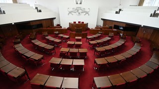 Leer sind die Stühle im Plenarsaal der Bürgerschaft