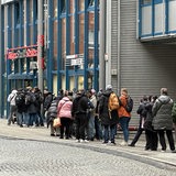 Ein lange Schlange wartender Menschen vor dem Bürgerservicecenter Mitte in Bremen