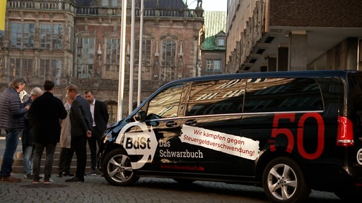 Ein Bus des Bundes der Steuerzahler steht auf dem Bremer Marktplatz.