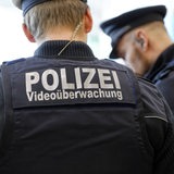 Zwei Bundespolizisten mit Videoüberwachung bei einer Kontrolle an einem Bahnhof (Symbolbild)